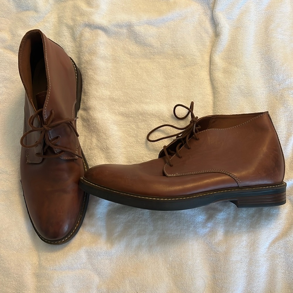 Clark Men’s brown oxford dress shoes. Size 11. Excellent Condition